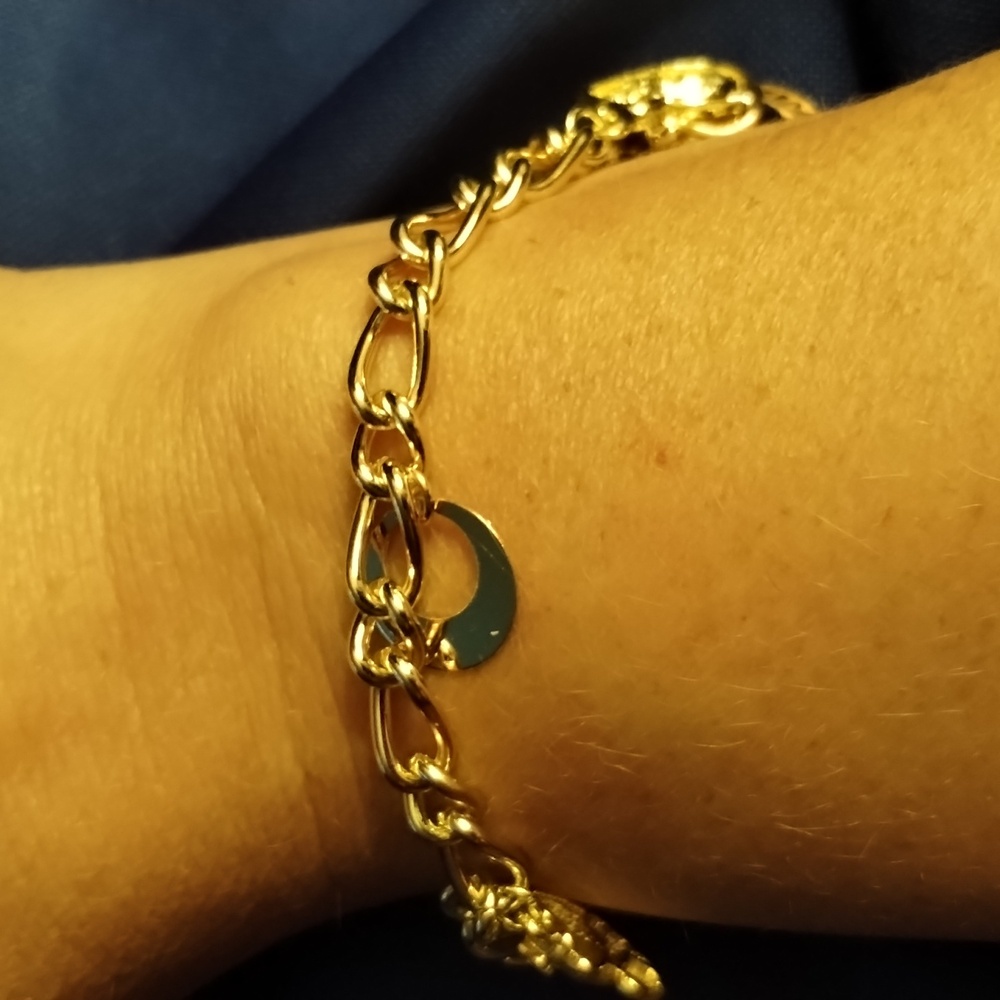 Little animals on a gold bracelet
